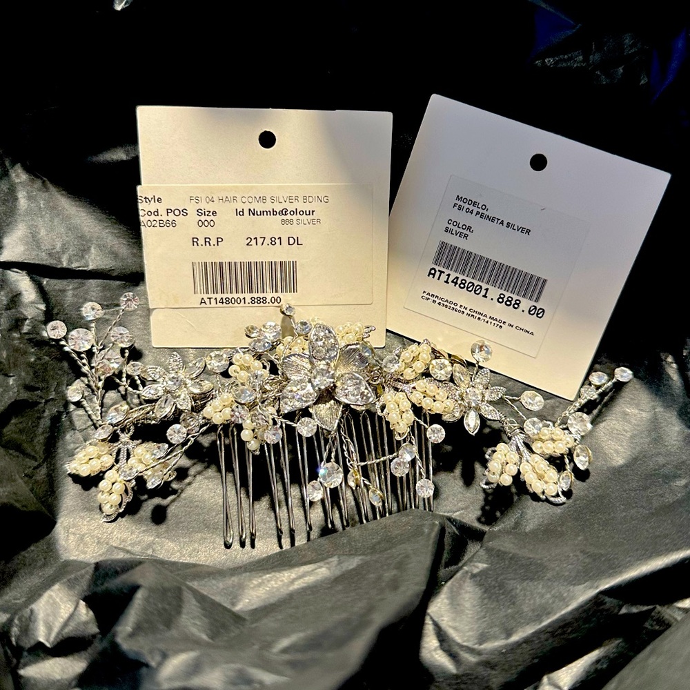 Hair pin silver and pearl from Pronovias wedding dress store.